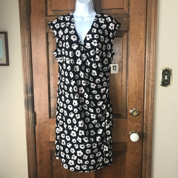 NWT Anne Klein Black w/Ivory Scattered Flowers Deep V Dress Size 14 - Picture 1 of 15